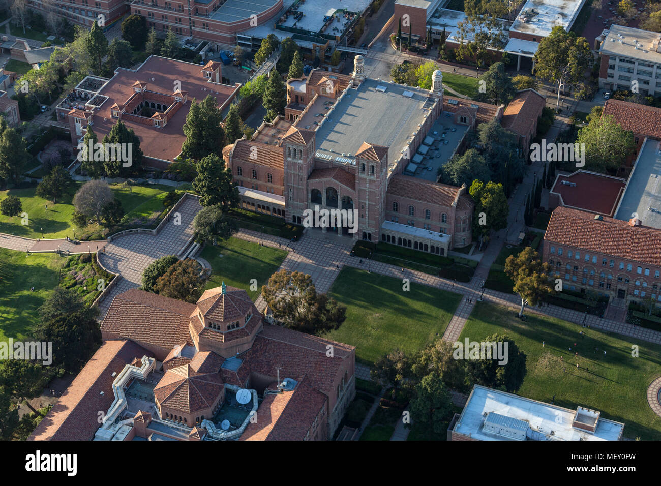 Los Angeles, Californie, USA - 18 Avril 2018 : Après-midi vue aérienne de l'architecture historique sur le campus de l'UCLA près de Westwood. Banque D'Images