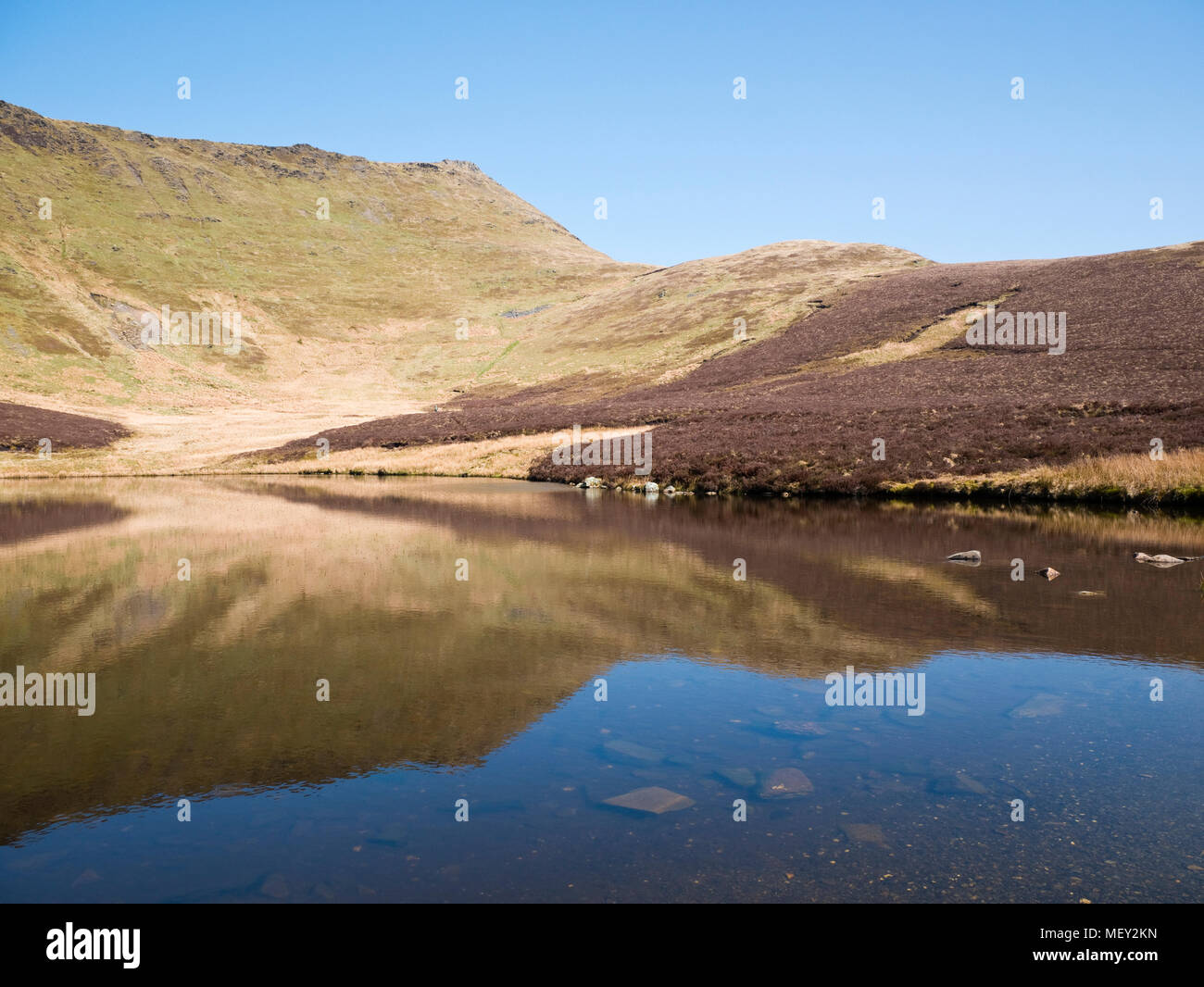 Le sommet du Cadair Berwyn dominant le lac de montagne de Llyn, Lluncaws dans le Welsh montagnes Berwyn Banque D'Images