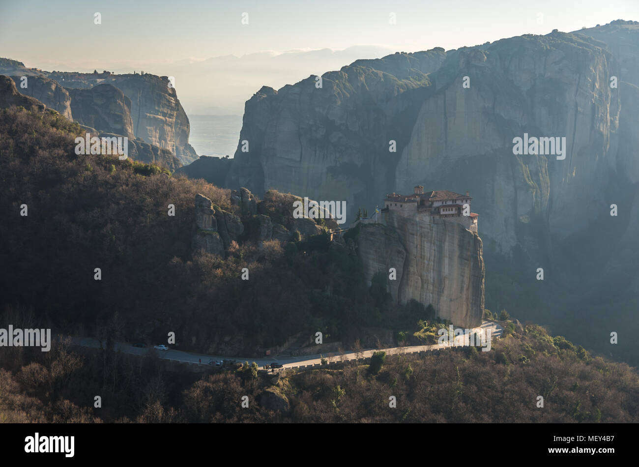 Le monastère de Rousanou ou monastère Sainte Barbara à Météores. Meteora est l'un des plus grands complexes de l'est construit monastères orthodoxes grecque dans Banque D'Images