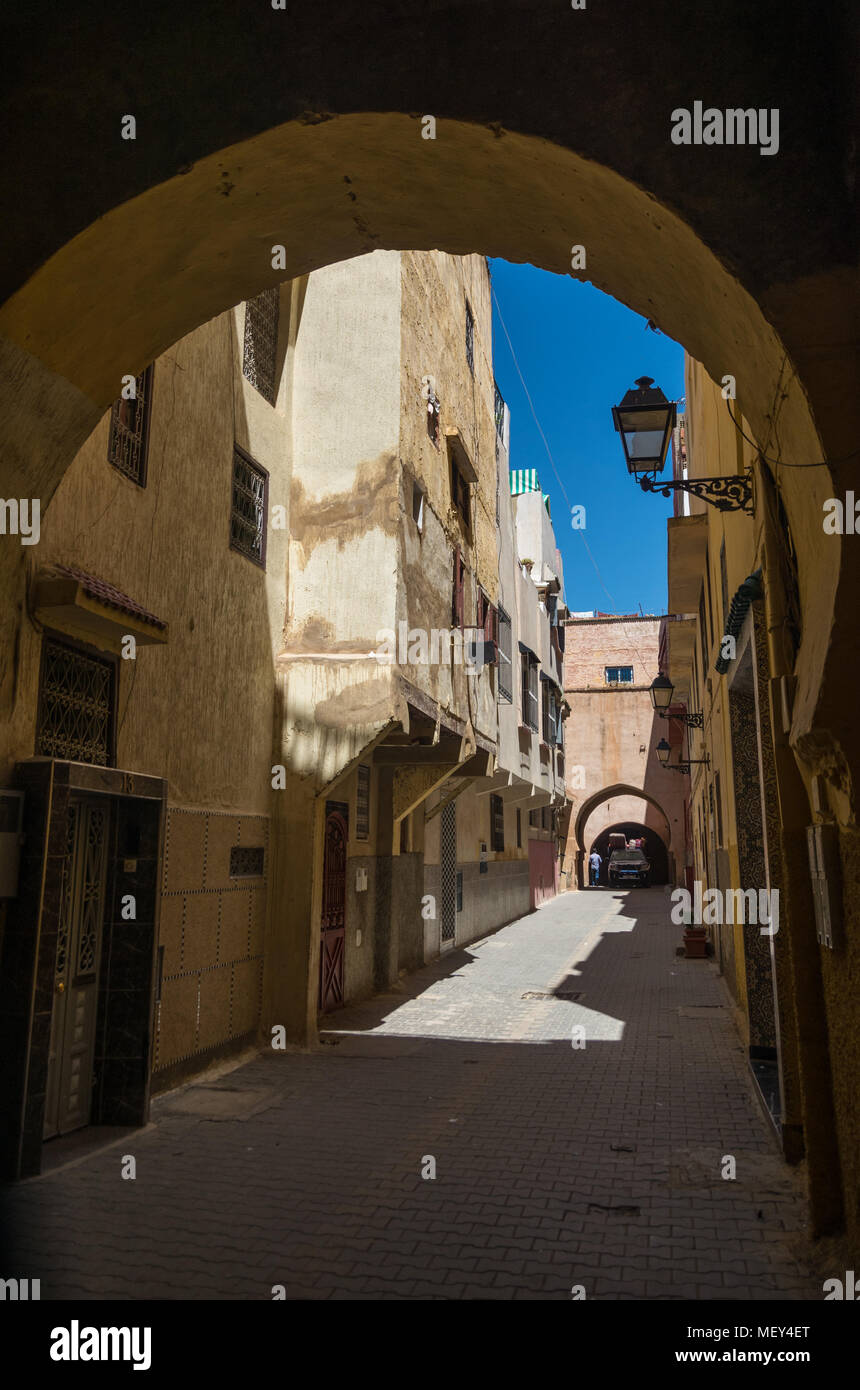 Ruelle de médina médiévale de la ville impériale de Meknès. Le Maroc. Banque D'Images