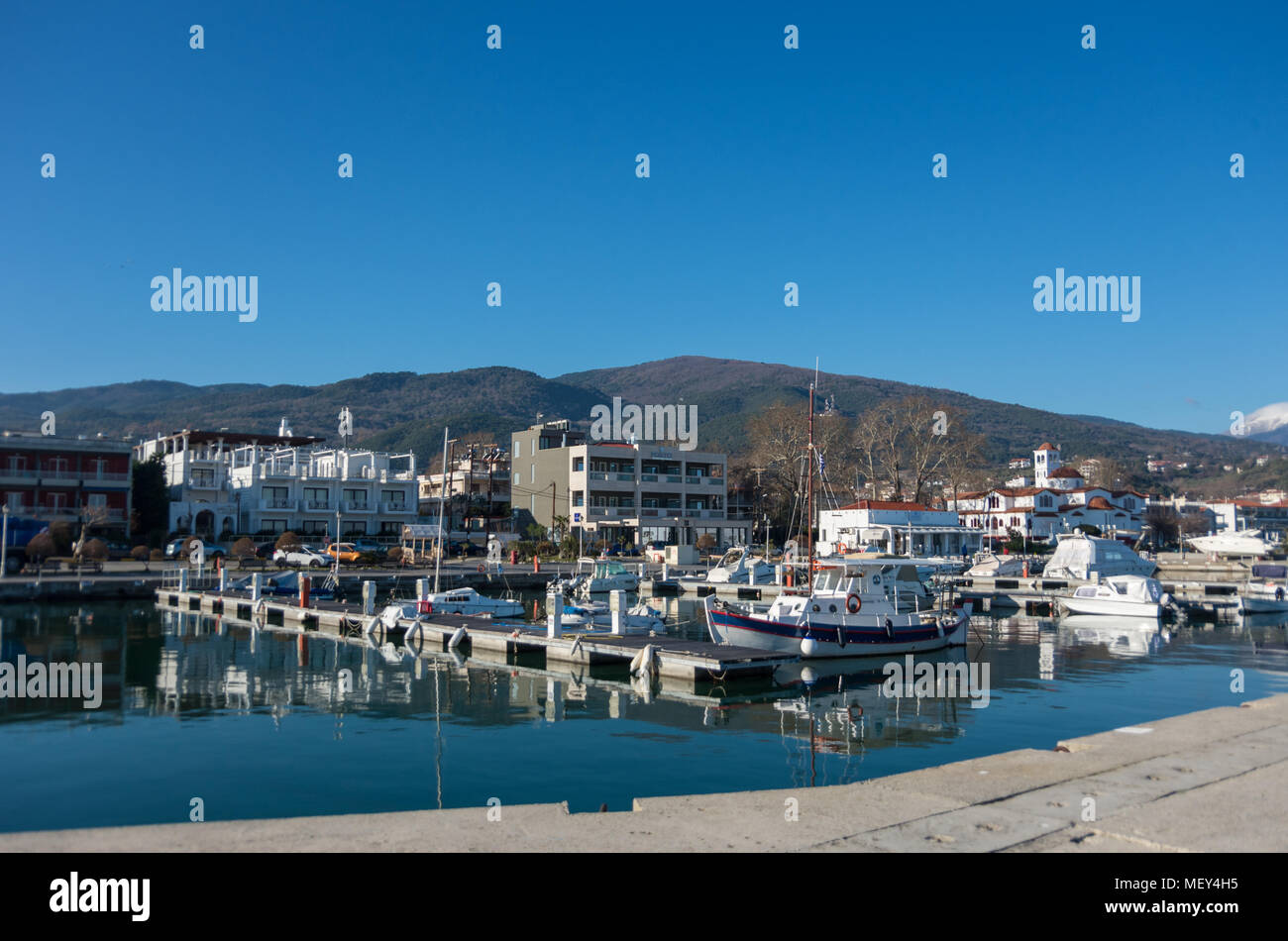 Port avec bateaux et goélettes de pêche. Platamonas (grec) est un complexe de bord de mer et village des pêcheurs dans Pireia sud, la Macédoine centrale. Banque D'Images