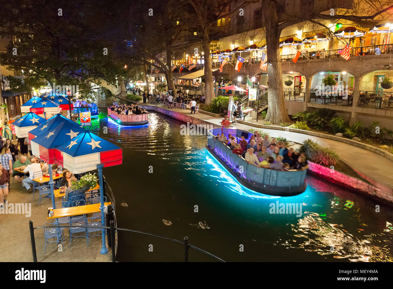 San Antonio Texas river marcher la nuit - un bateau de tourisme sur la rivière San Antonio, le Riverwalk, San Antonio, Texas, USA Banque D'Images