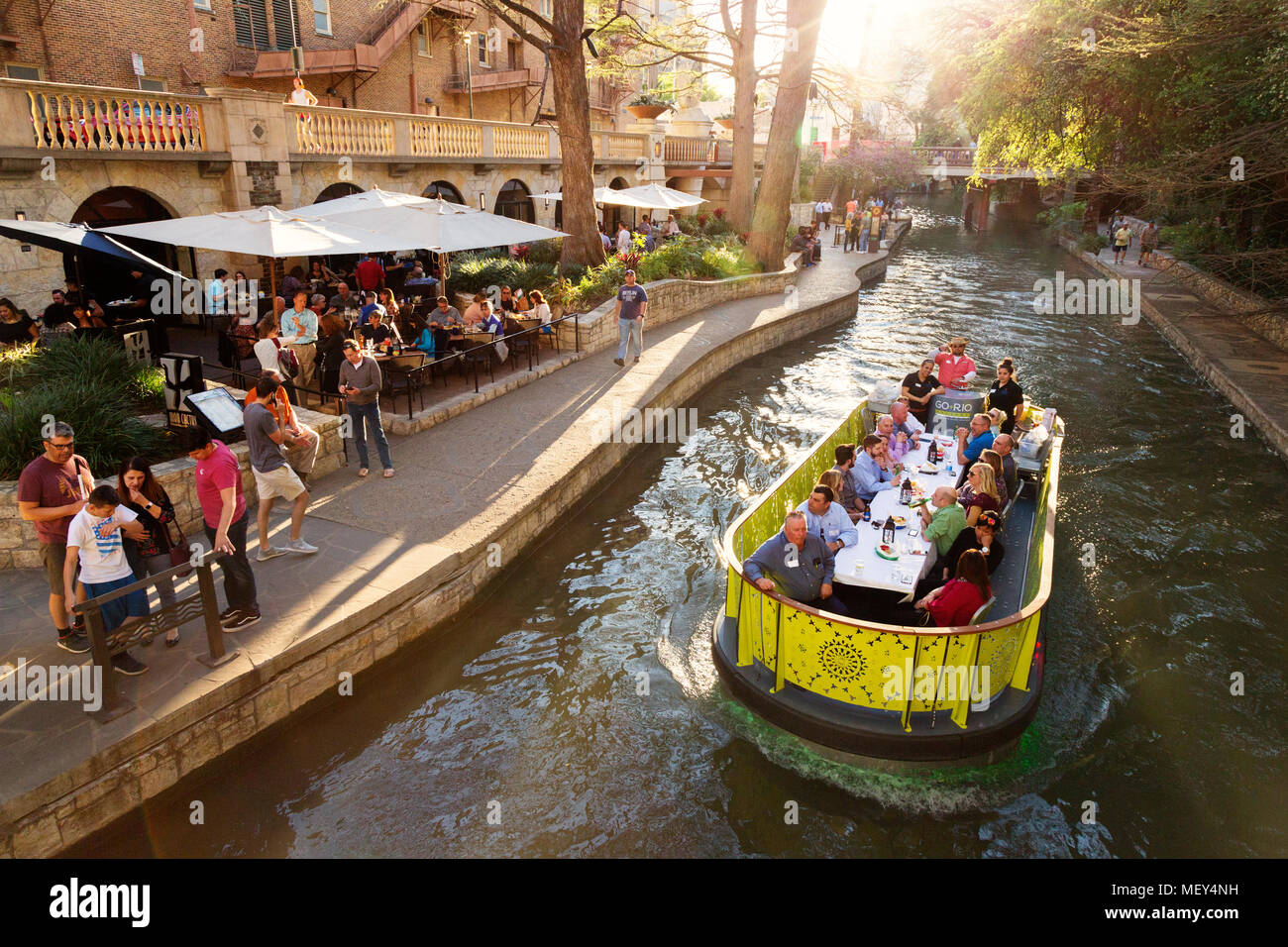 Les voyageurs dîner sur une péniche sur la rivière San Antonio, San Antonio River Walk, San Antonio, Texas, USA Banque D'Images