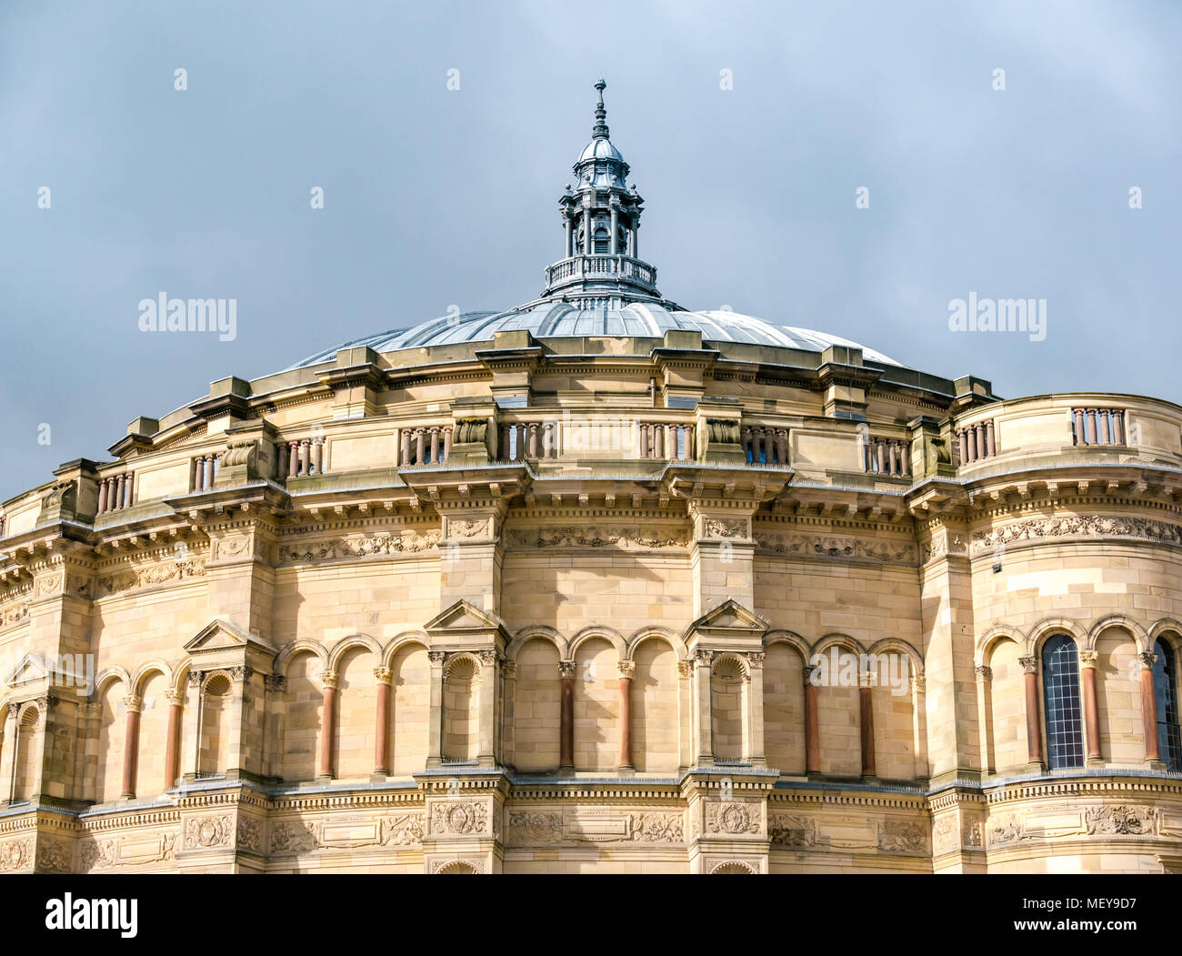 Vue sur le grand toit rond bombé et la flèche du McEwan Hall, salle de remise des diplômes de l'Université d'Édimbourg, Edimbourg, Écosse, Royaume-Uni Banque D'Images