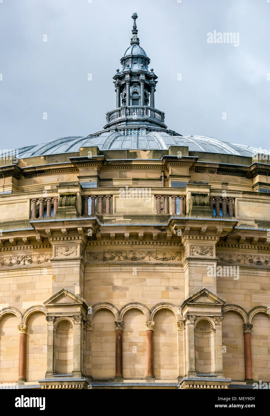 Vue sur le grand toit rond bombé et la flèche du McEwan Hall, salle de remise des diplômes de l'Université d'Édimbourg, Edimbourg, Écosse, Royaume-Uni Banque D'Images