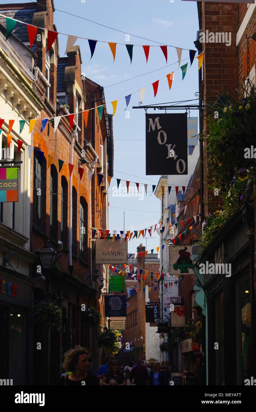 Gandy Street avec Bunting à Exeter, Devon, UK. Voies pavées de boutiques indépendantes. L'inspiration pour soi-disant J.K. Rowling de Traverse. Banque D'Images