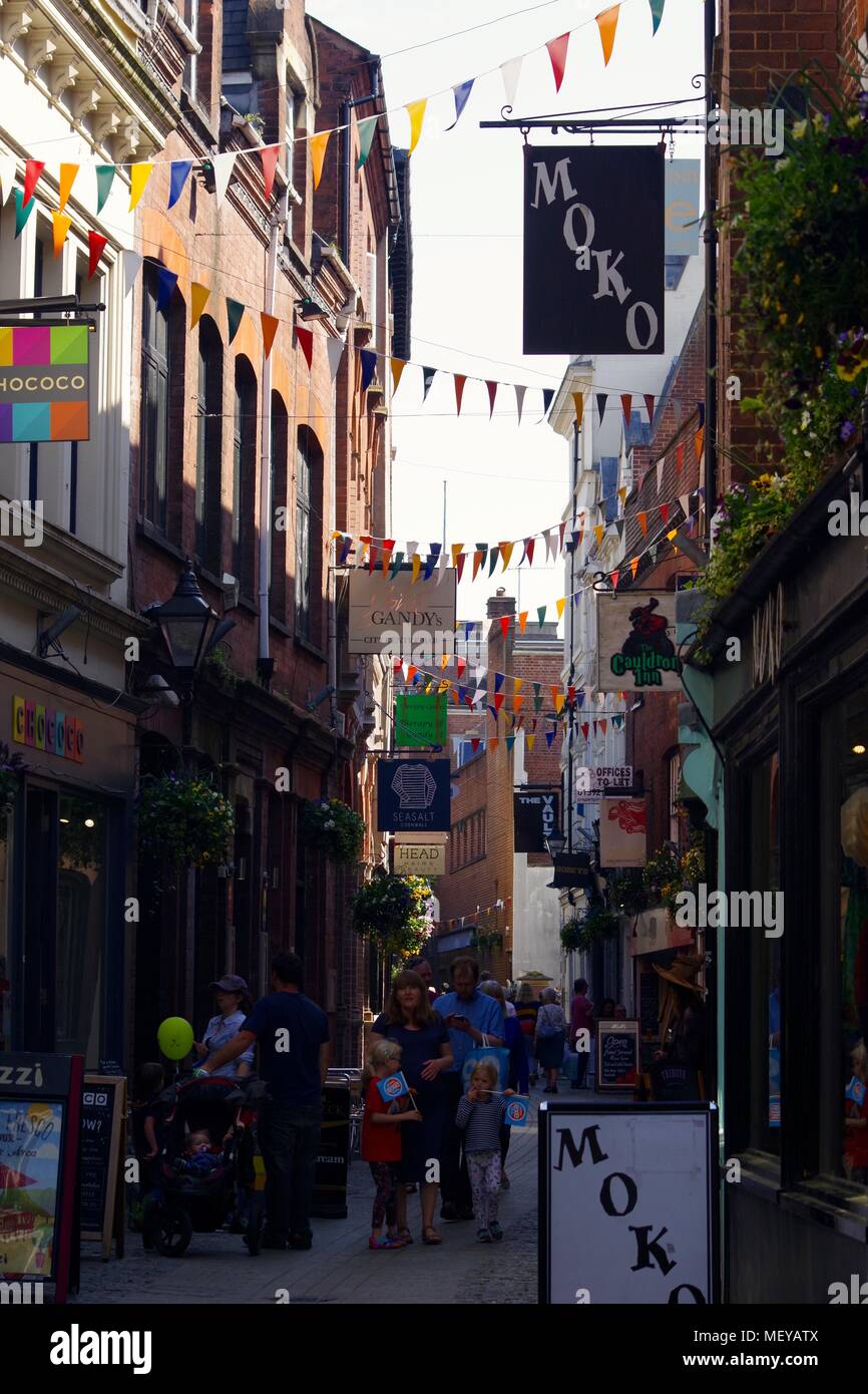 Gandy Street avec Bunting à Exeter, Devon, UK. Voies pavées de boutiques indépendantes. L'inspiration pour soi-disant J.K. Rowling de Traverse. Banque D'Images