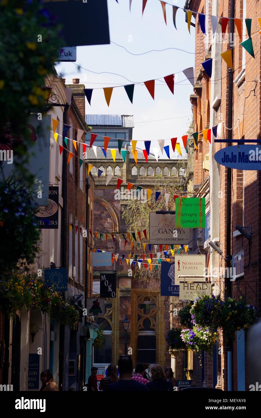 Gandy Street avec Bunting à Exeter, Devon, UK. Voies pavées de boutiques indépendantes. L'inspiration pour soi-disant J.K. Rowling de Traverse. Banque D'Images
