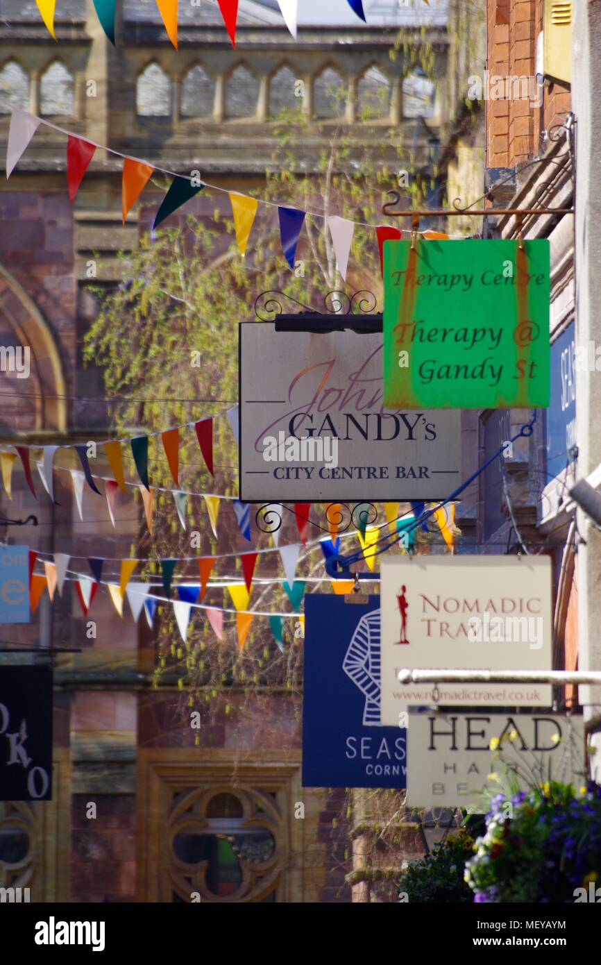 Gandy Street avec Bunting à Exeter, Devon, UK. Voies pavées de boutiques indépendantes. L'inspiration pour soi-disant J.K. Rowling de Traverse. Banque D'Images