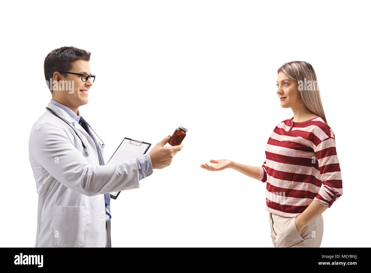 Médecin donnant une bouteille de pilules à une jeune femme isolée sur fond blanc Banque D'Images