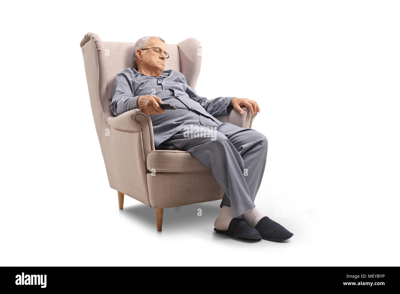 Homme mûr de dormir dans un fauteuil isolé sur fond blanc Banque D'Images