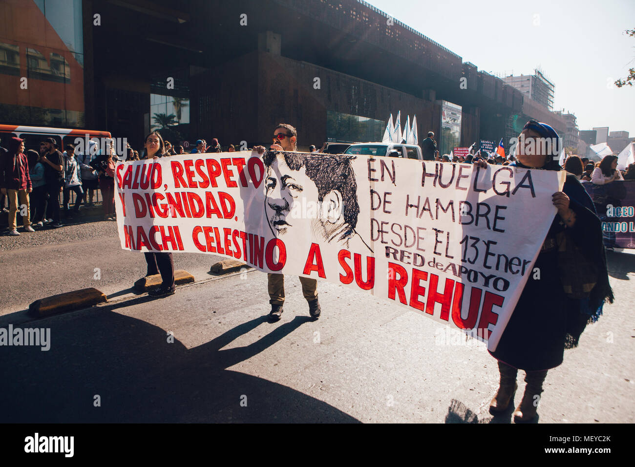 Santiago, Chili - 19 Avril 2018 : bannières en faveur de 'Machi' Celestino Córdova, Mapuche La chef, qui est une grève de la faim. Les Chiliens ont défilé thro Banque D'Images