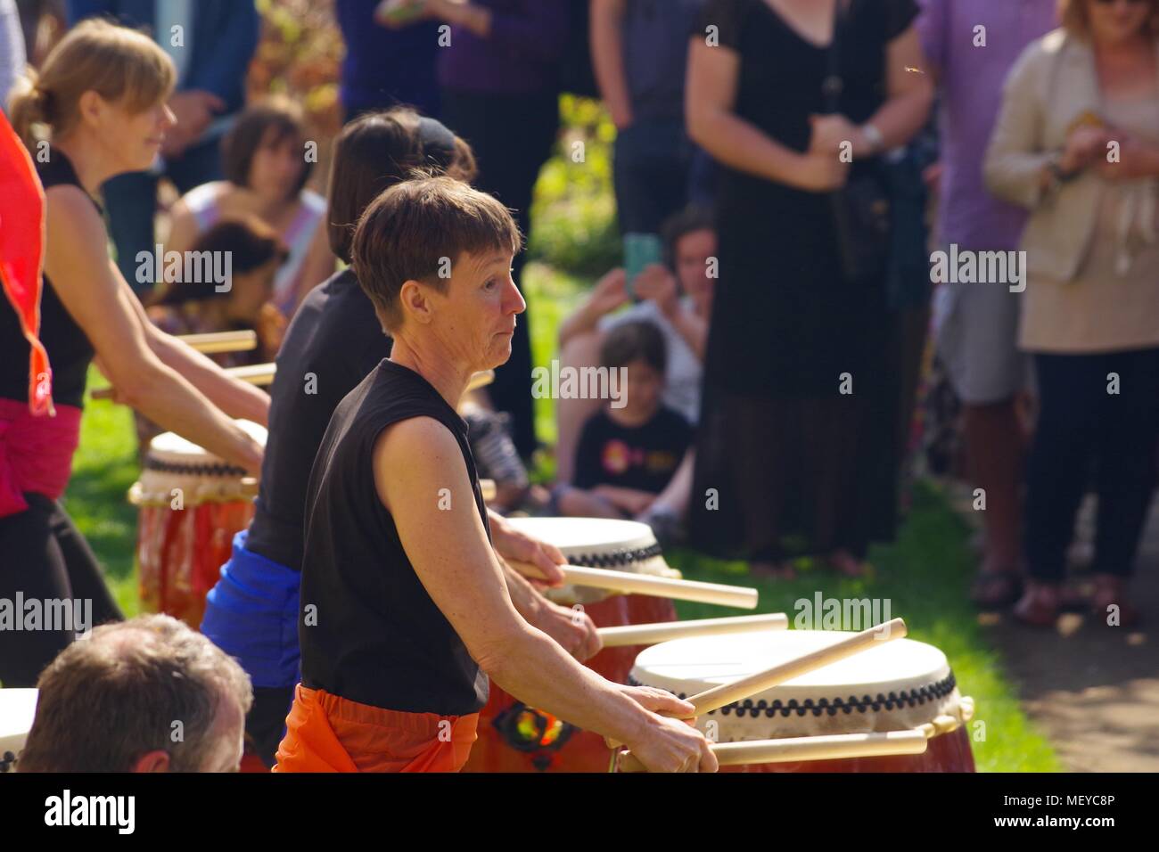 Tambours Taiko groupe jouant à Rougemont du jardin au RAMM'S Carnaval des Animaux anniversaire. Exeter, Devon, UK. Avril, 2018. Banque D'Images