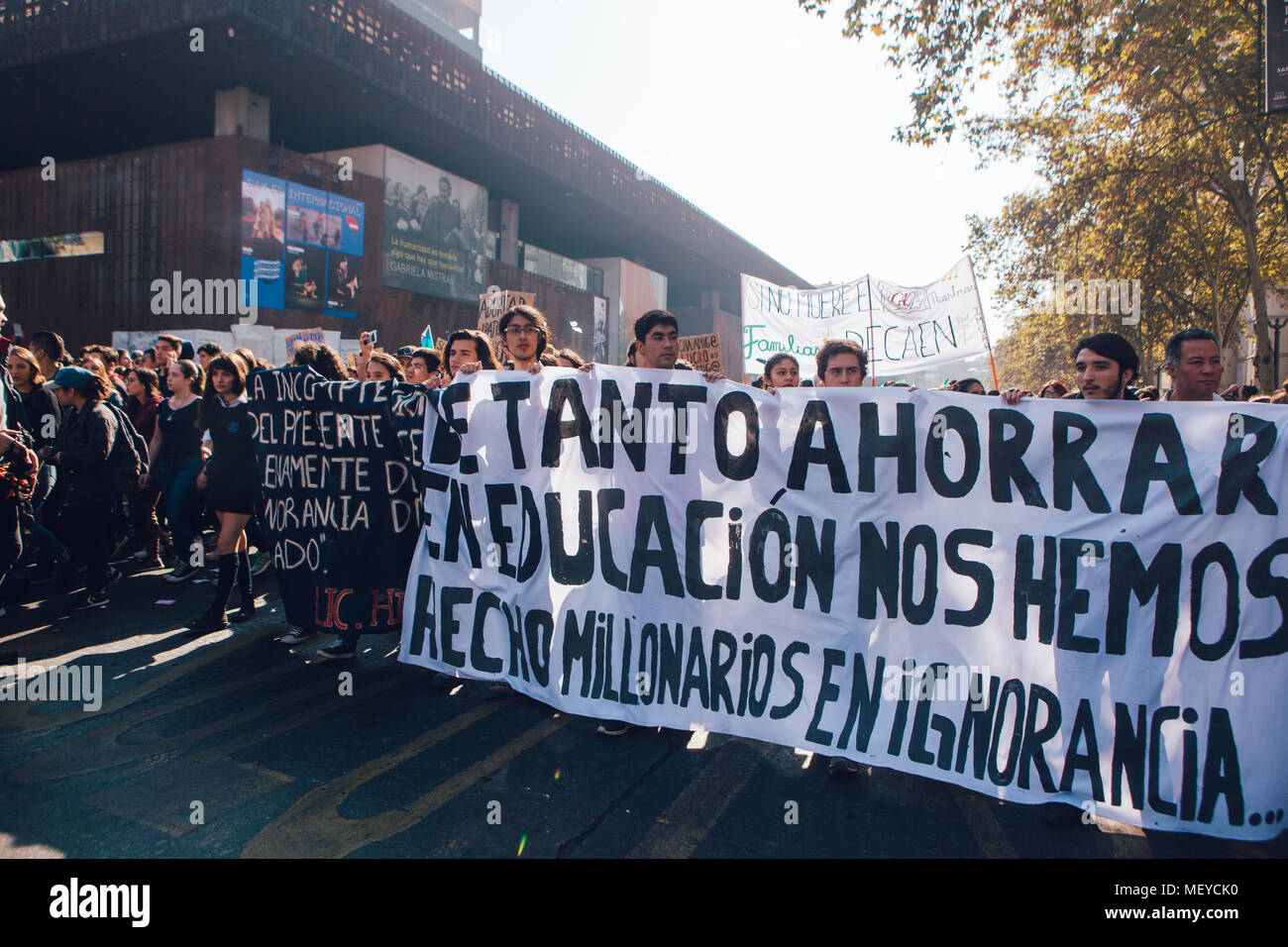 Santiago, Chili - 19 Avril 2018 : Les Chiliens ont défilé dans les rues de Santiago, exigeant la fin de l'éducation dans le but lucratif Banque D'Images