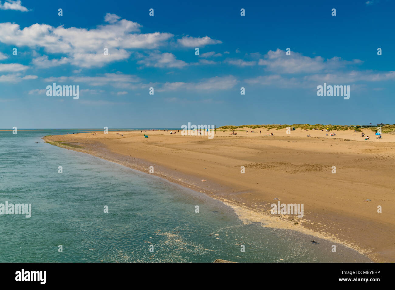 Aberdyfi, Gwynedd, Pays de Galles, Royaume-Uni - 25 mai 2017 : Les gens se détendre sur la plage de Aberdovey Banque D'Images