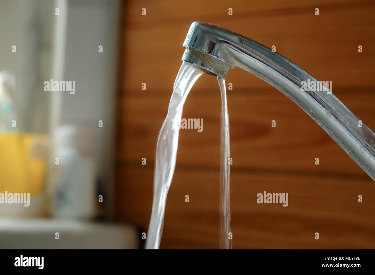 L'eau coule vers le bas de l'aluminium avec sale robinet de la salle de  bain Photo Stock - Alamy