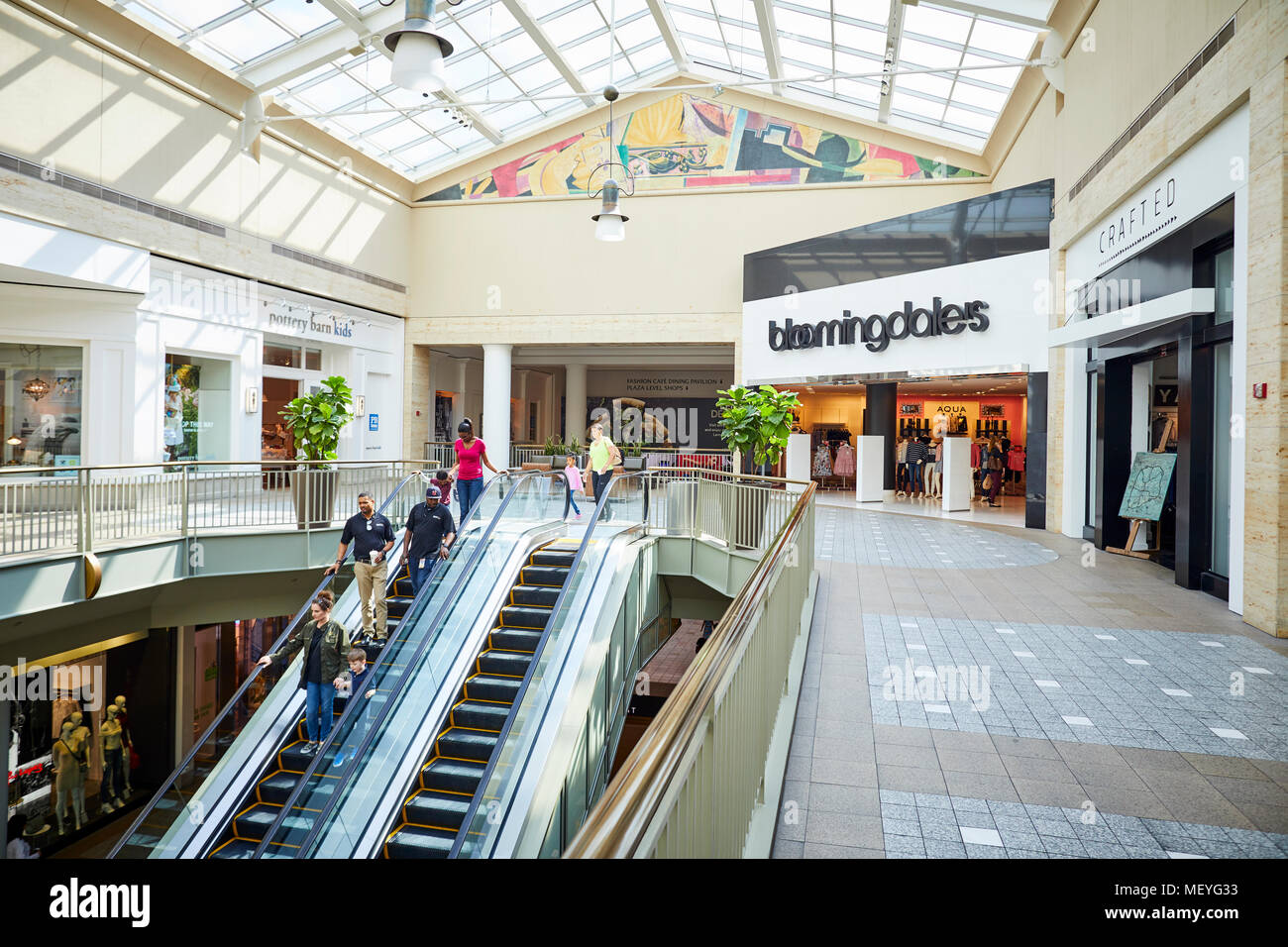 Atlanta capitale de l'état américain de la Géorgie, de l'intérieur d'un centre commercial Lenox Square Mall avec les magasins de marque bien connue sur Peachtree Road Banque D'Images