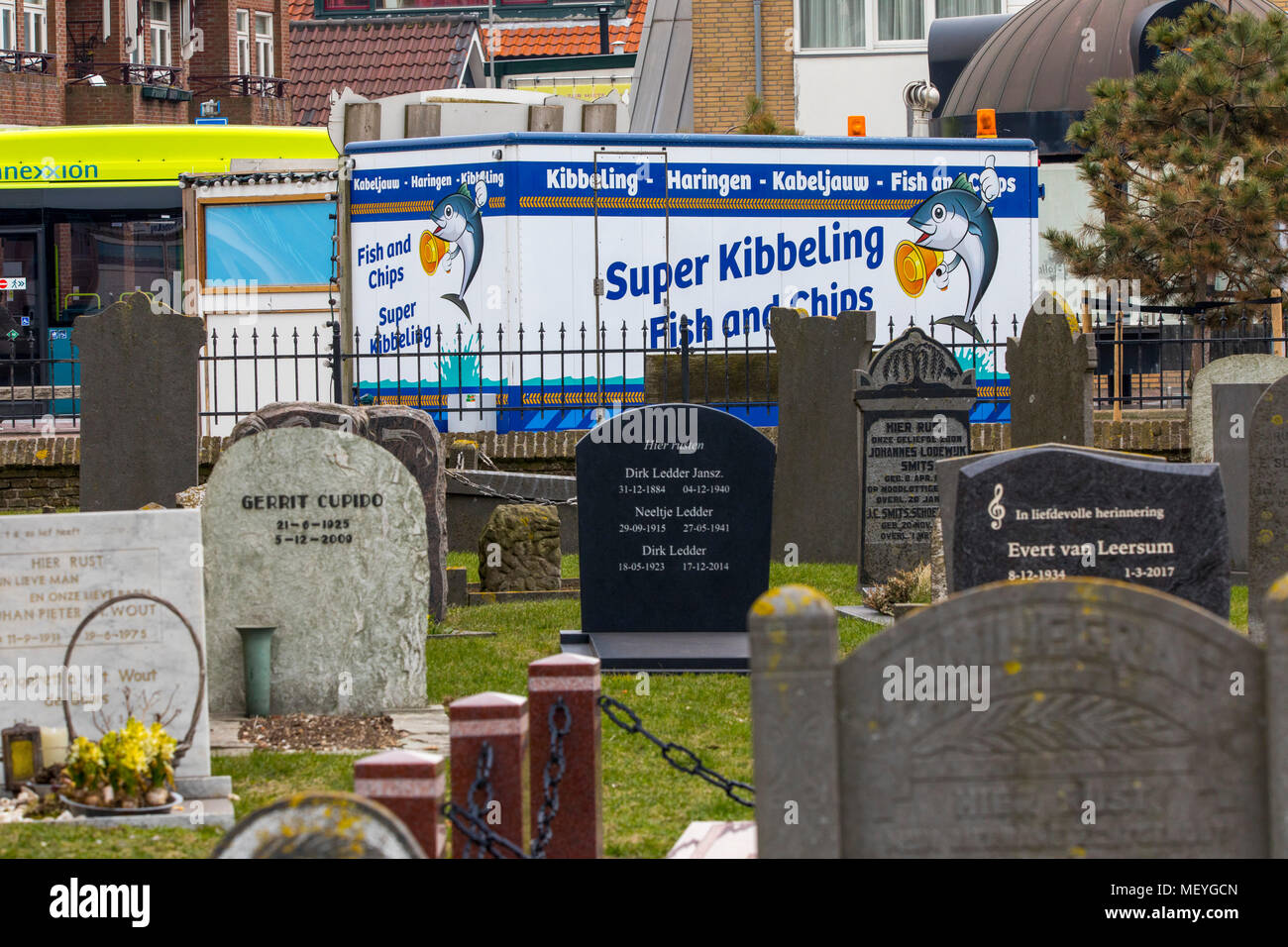 Restauration rapide, snack-décrochage, décrochage du poisson, kibbeling, directement au cimetière dans le village côtier, Wijk aan Zee, en Hollande du Nord, Pays-Bas, Julia Banque D'Images