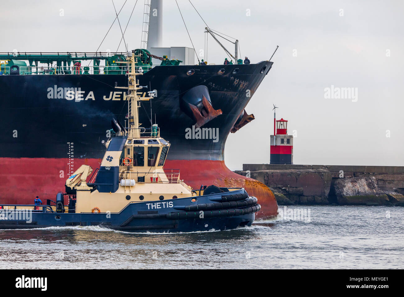 Pétroliers HP.T.C-Sea Jewel, entrer dans le port d'Ijmuiden, en Hollande du Nord, Pays-Bas, remorqueur, Banque D'Images