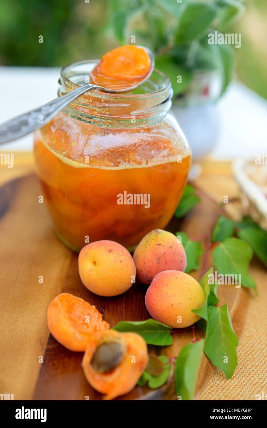 Panier avec des abricots et confiture d'abricot Banque D'Images