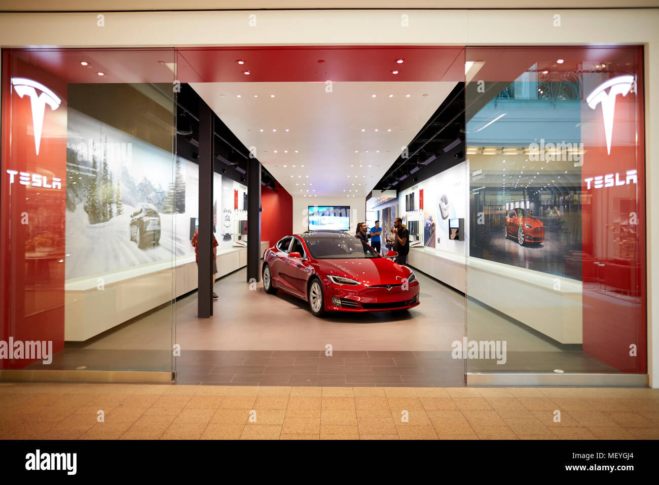 Atlanta capitale de l'état américain de Géorgie, Tesla car show room dans un centre commercial Lenox Square Mall avec les magasins de marque bien connue sur Peachtre Banque D'Images