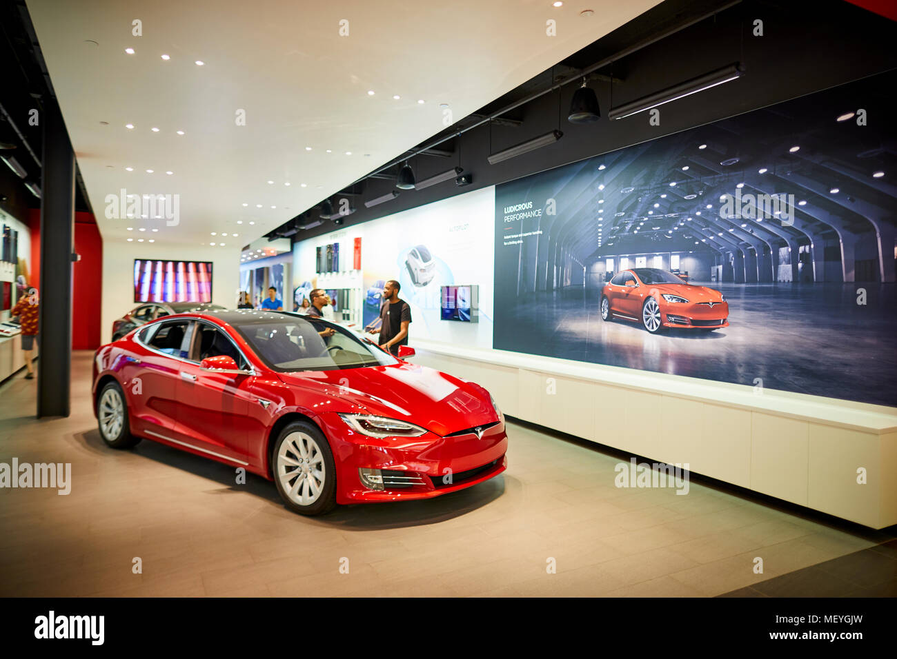 Atlanta capitale de l'état américain de Géorgie, Tesla car show room dans un centre commercial Lenox Square Mall avec les magasins de marque bien connue sur Peachtre Banque D'Images