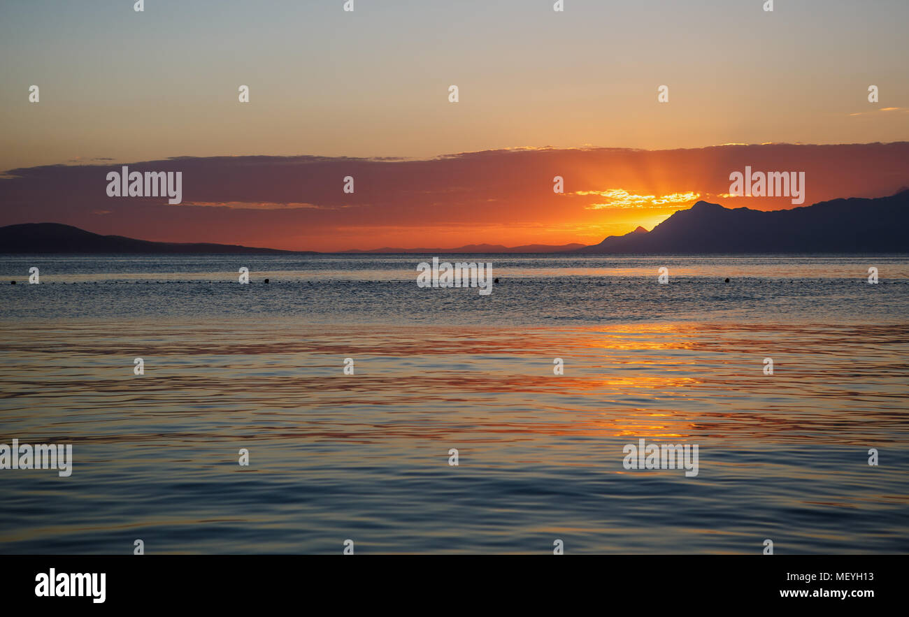 Magnifique coucher de soleil sur la côte croate en Europe.soleil se couche sur l'horizon en mer Adriatique.lumière crépuscule vibrant.Travel destination exotique pour l'été Banque D'Images