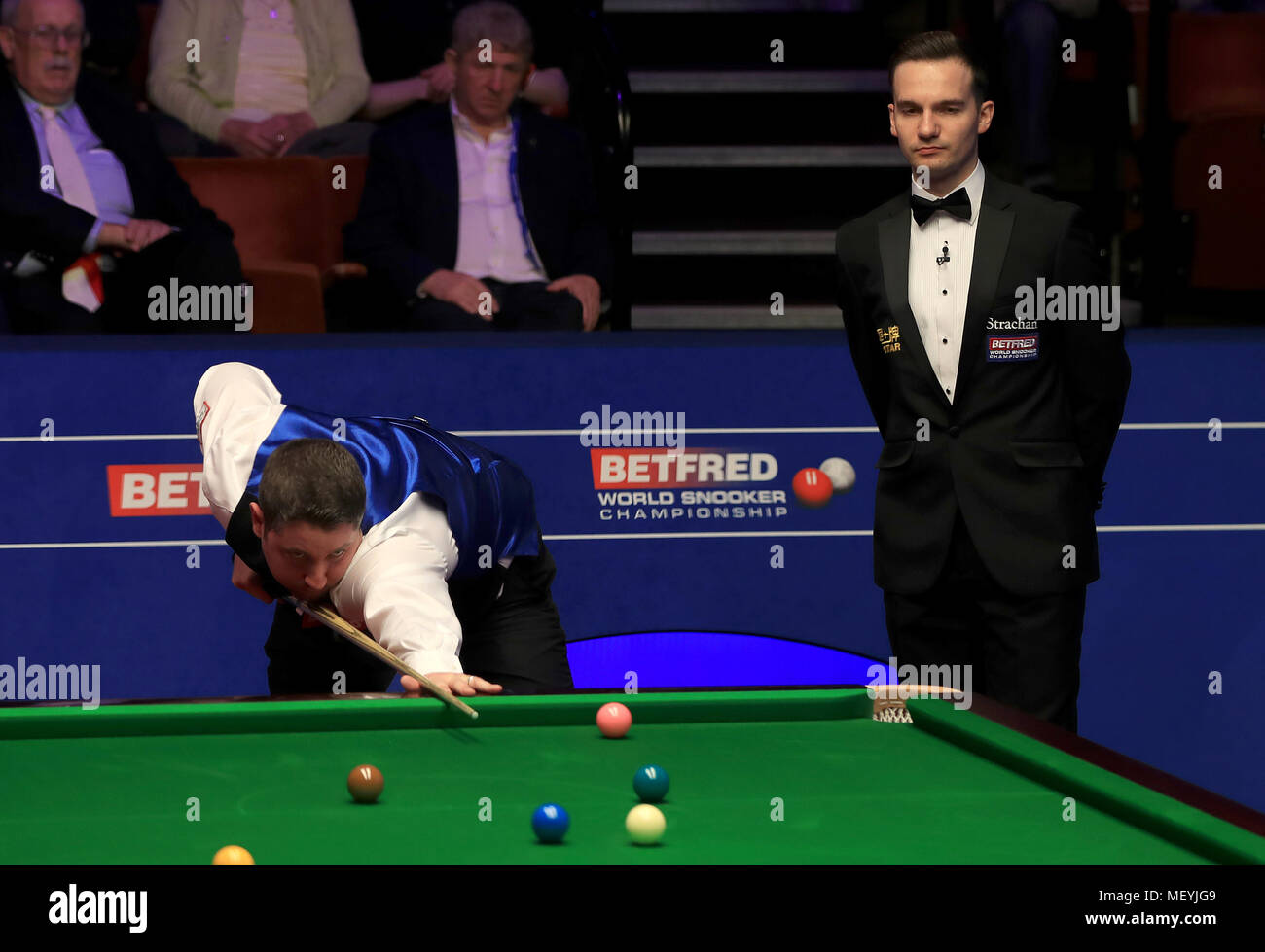 L'arbitre allemand Marcel Eckardt (à droite) montres un tir de Stuart Carrington au cours de la troisième journée du Championnat du Monde 2018 Betfred au creuset, Sheffield. Banque D'Images