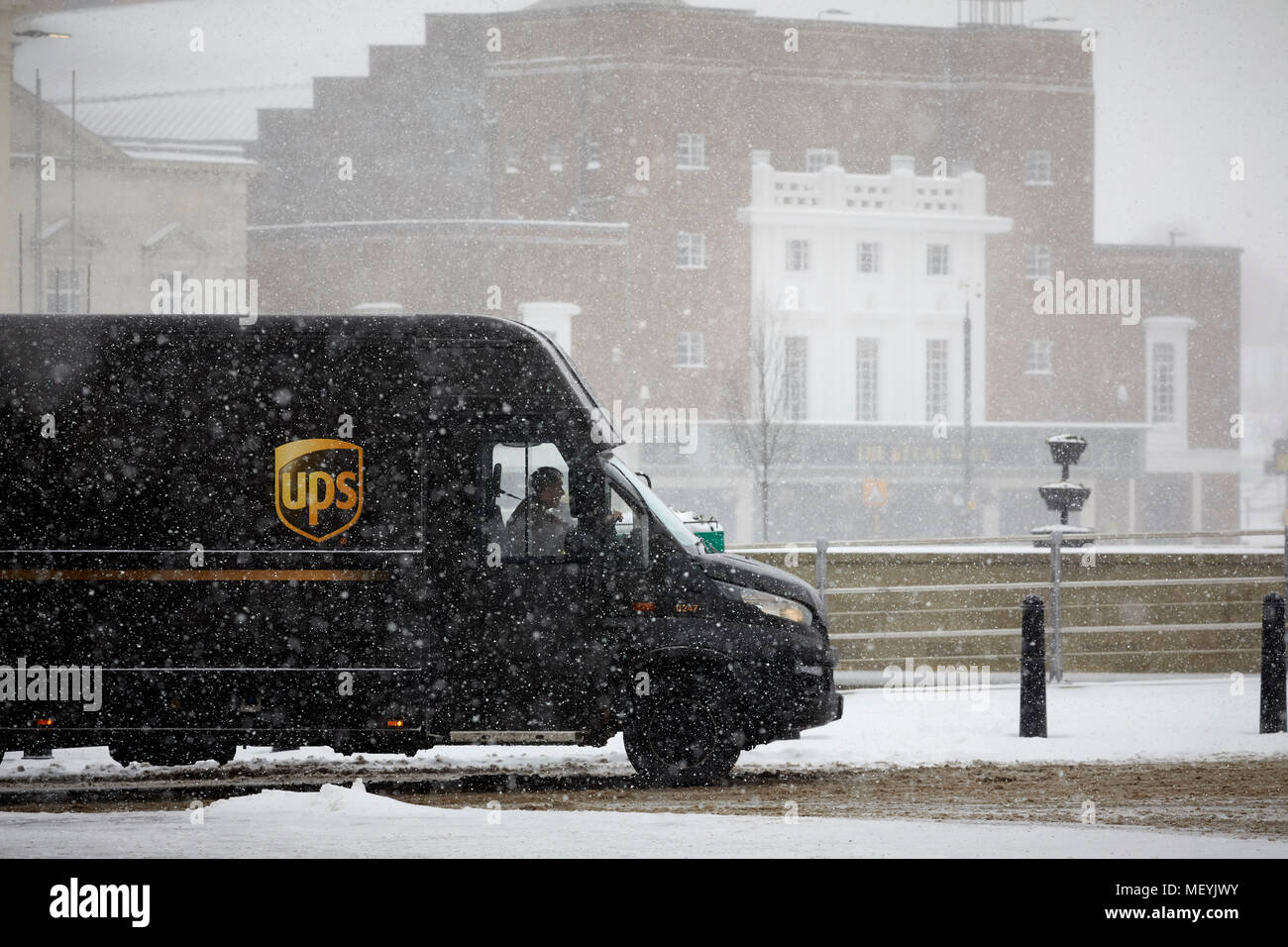 Hiver neige ai Rochdale Lancashire. Livraison UPS van batailles avec il l'état des routes Banque D'Images