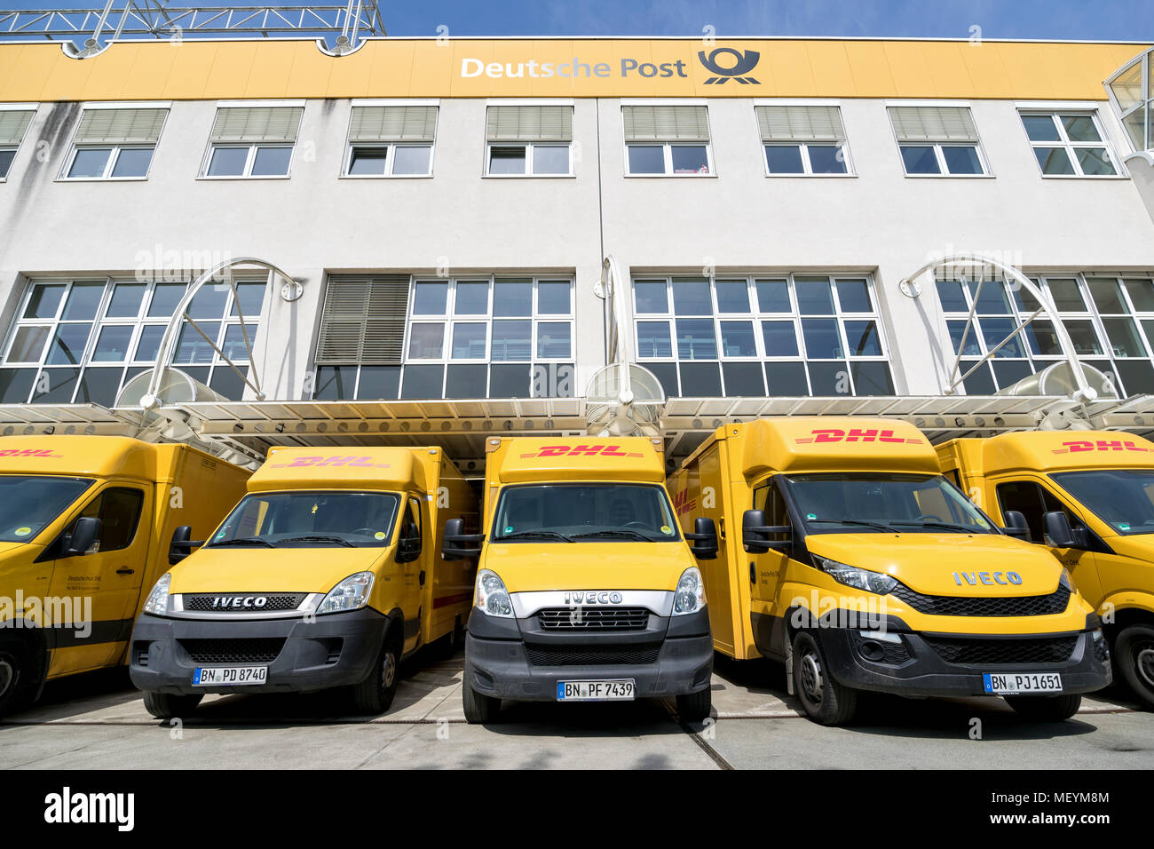 Les camionnettes de livraison DHL à dépôt. DHL est une division de la société de logistique allemand Deutsche Post AG international offrant des services de courrier express. Banque D'Images