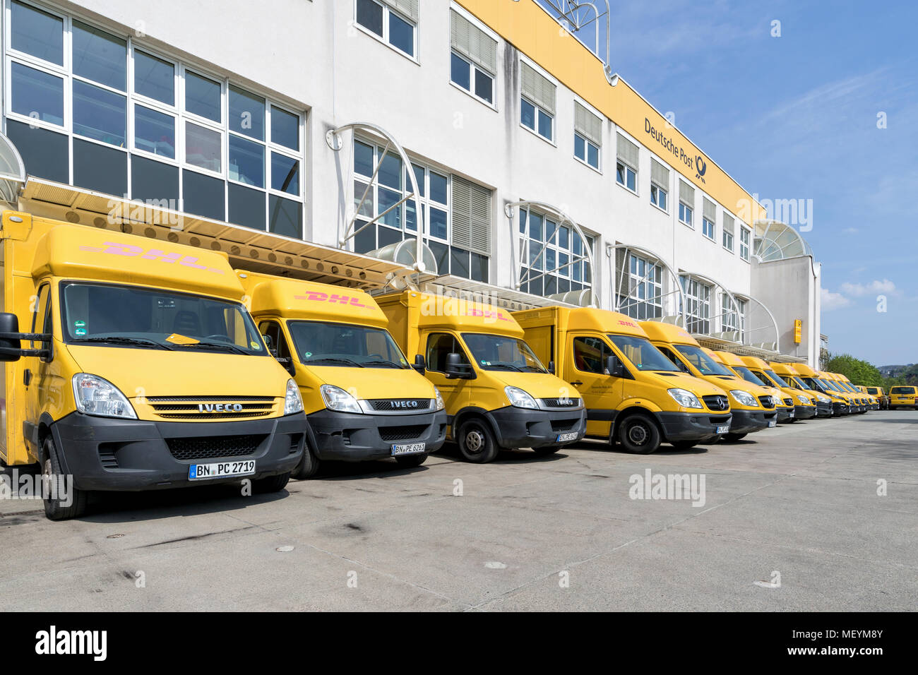 Les camionnettes de livraison DHL à dépôt. DHL est une division de la société de logistique allemand Deutsche Post AG international offrant des services de courrier express. Banque D'Images