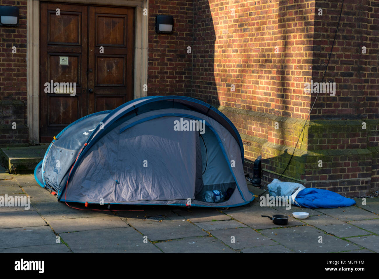 La tente d'un sans-abri vivant par une église à Blackfriars Road dans le centre de la capitale, Londres. Les problèmes des sans-abri dans la ville. Banque D'Images