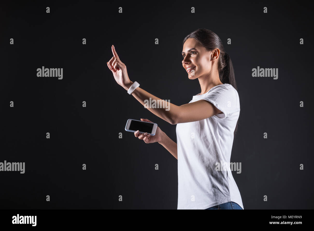 Happy attractive woman à la recherche à l'écran numérique Banque D'Images