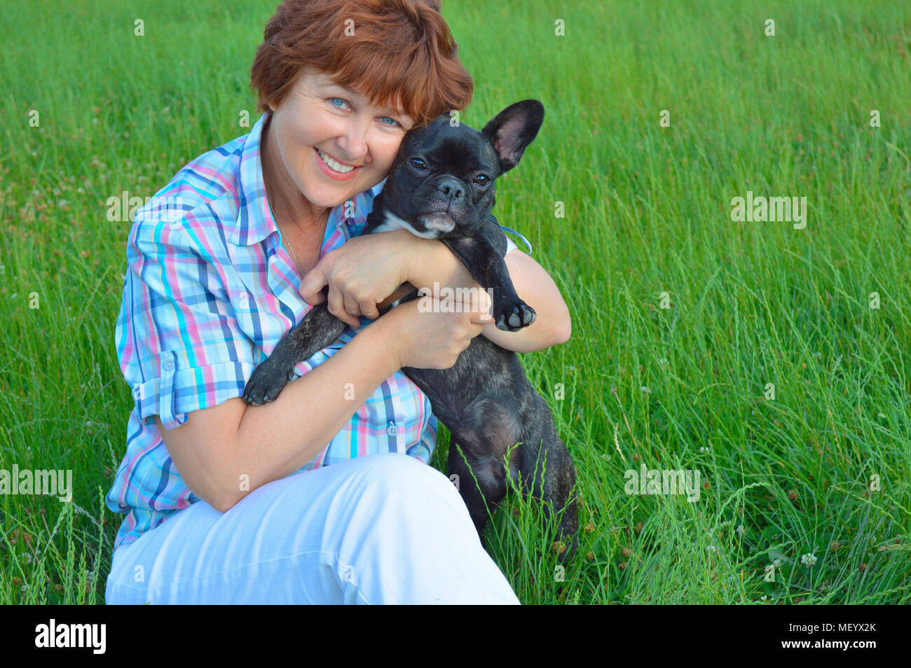 Cheerful Woman Maman Femme Au Foyer Tenir Pet Prix Chien