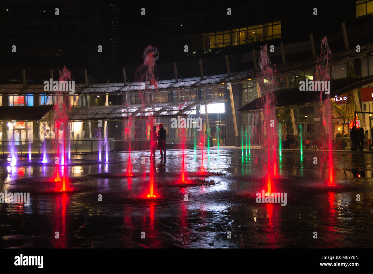 MILAN, ITALIE - 30 octobre 2016 : financial district Vue de nuit. L'eau des fontaines illuminées. Les gratte-ciel modernes dans Gae Aulenti square. La banque Unicredit à Banque D'Images