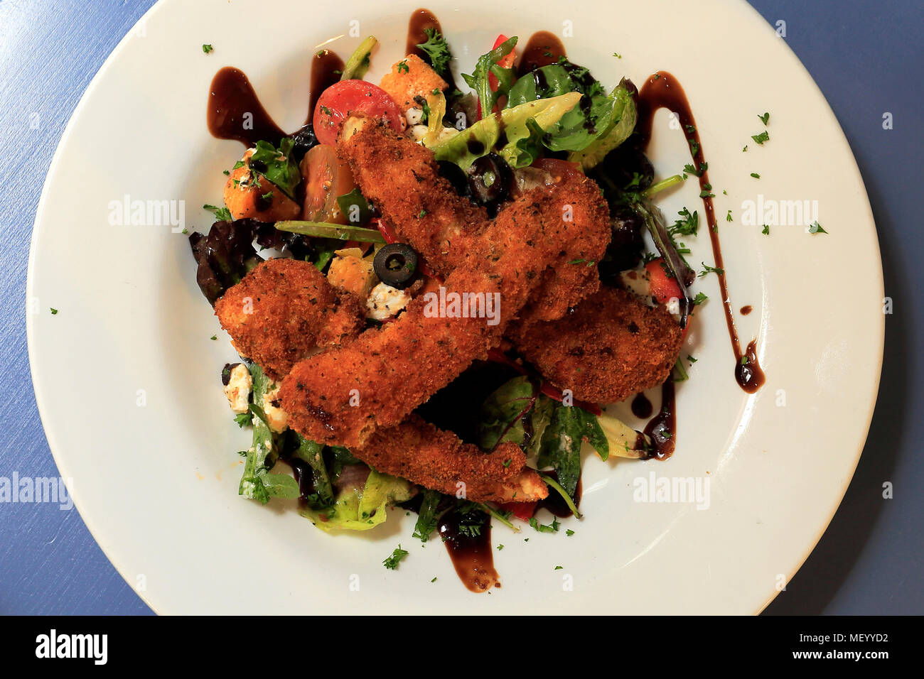 Salade de poulet pané, servi dans le cadre d'un restaurant Banque D'Images