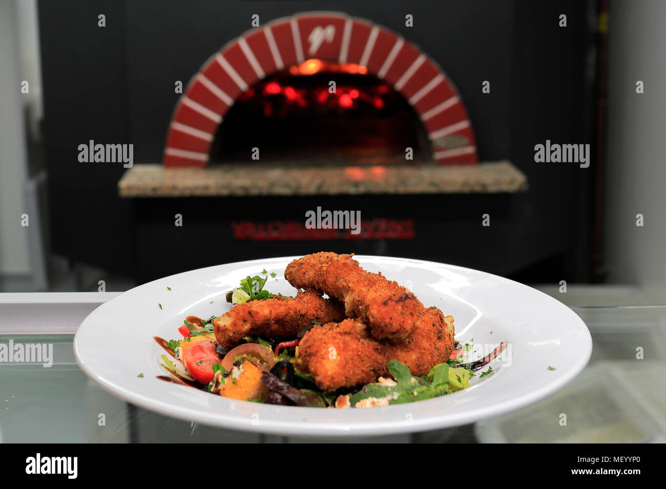 Salade de poulet pané, servi dans le cadre d'un restaurant Banque D'Images