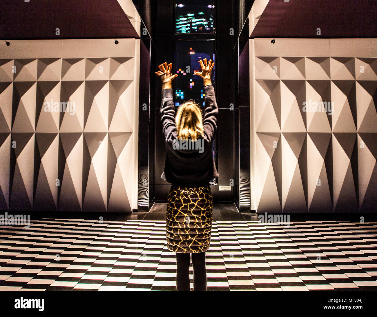 L'invité fait partie d'une expérience artistique. Le journaliste Angela Berg pixelate dans l'Hôtel Blow up 5050 dans l'installation par Rafael Lozano-Hemmer. Hôtel Blow up 5050, Posen Banque D'Images