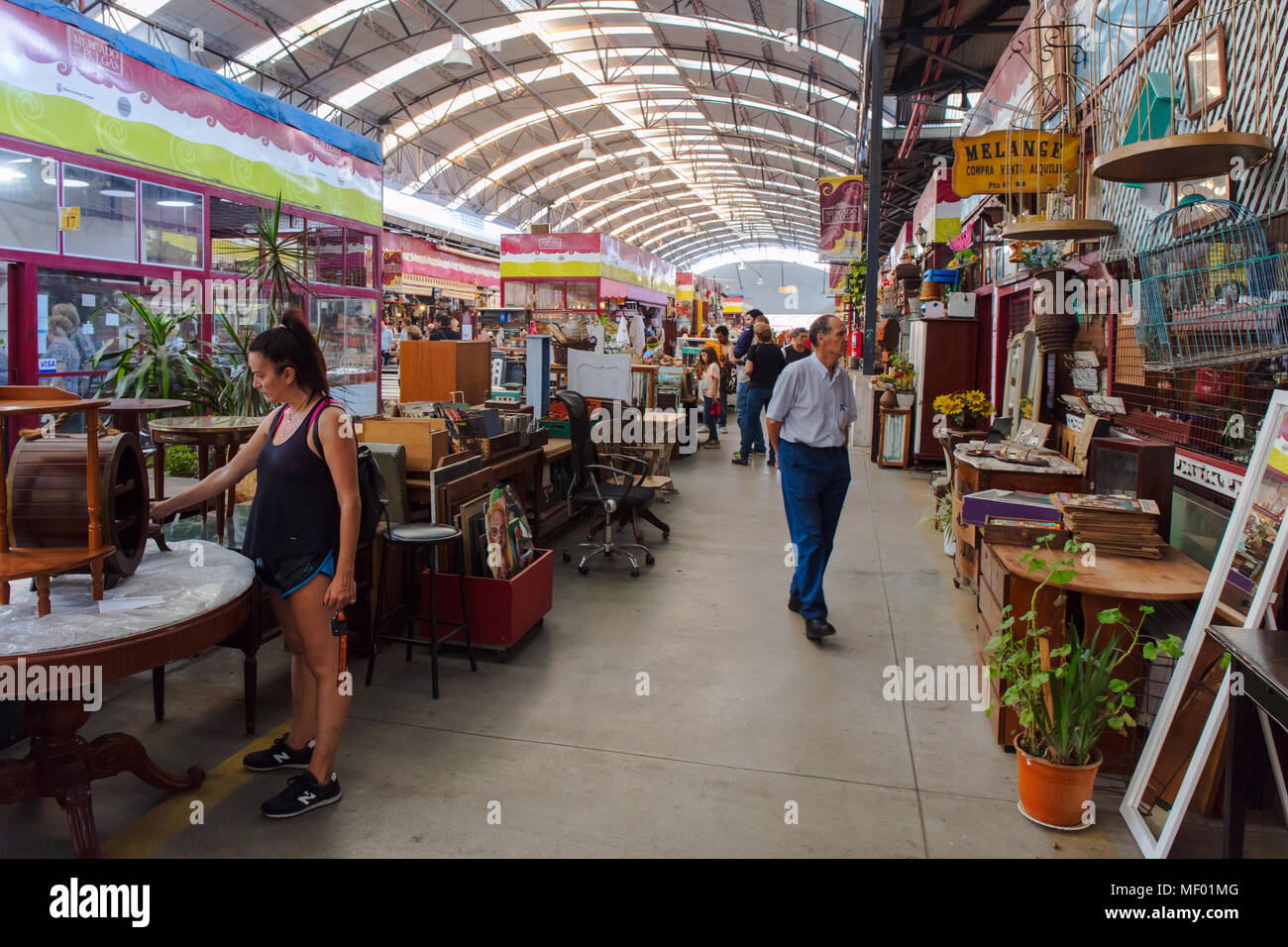 Les personnes qui désirent visiter le "marché aux puces" (Mercado de las Pulgas) à Buenos Aires, Argentine. Banque D'Images