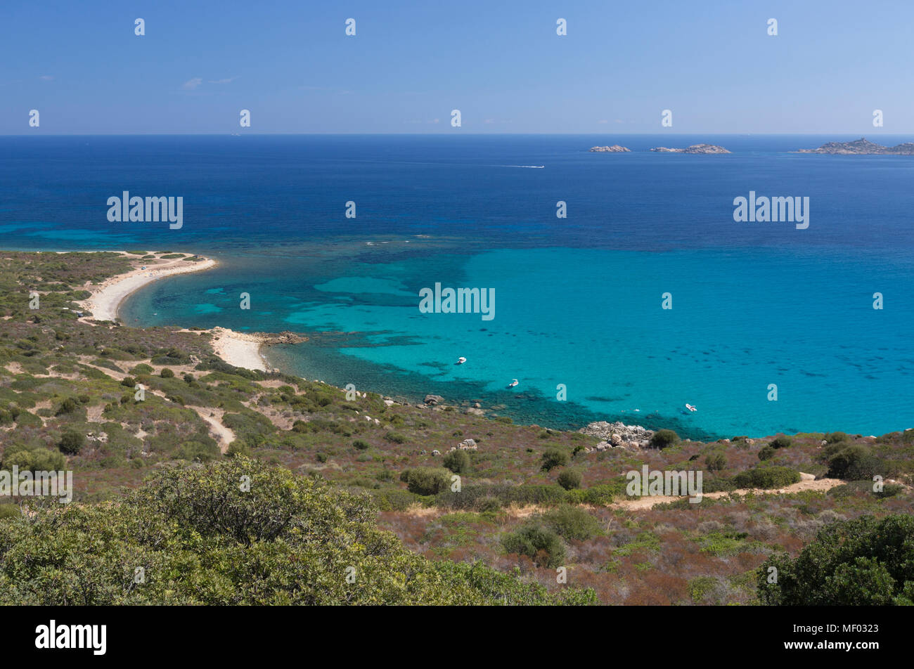 Vue de dessus de la baie et de la mer turquoise autour de la plage de sable de Cala Pira Castiadas Cagliari Sardaigne Italie Europe Banque D'Images