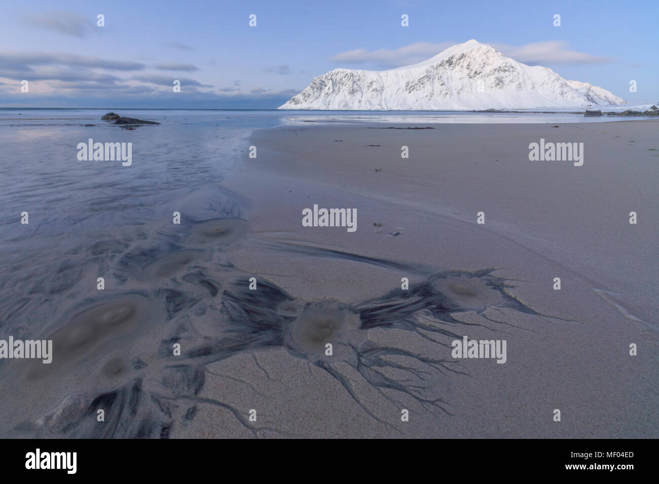 La mer de glace et de sable noir comme paysage surréaliste à Skagsanden beach Flakstad Nordland County Iles Lofoten Norvège Europe Banque D'Images