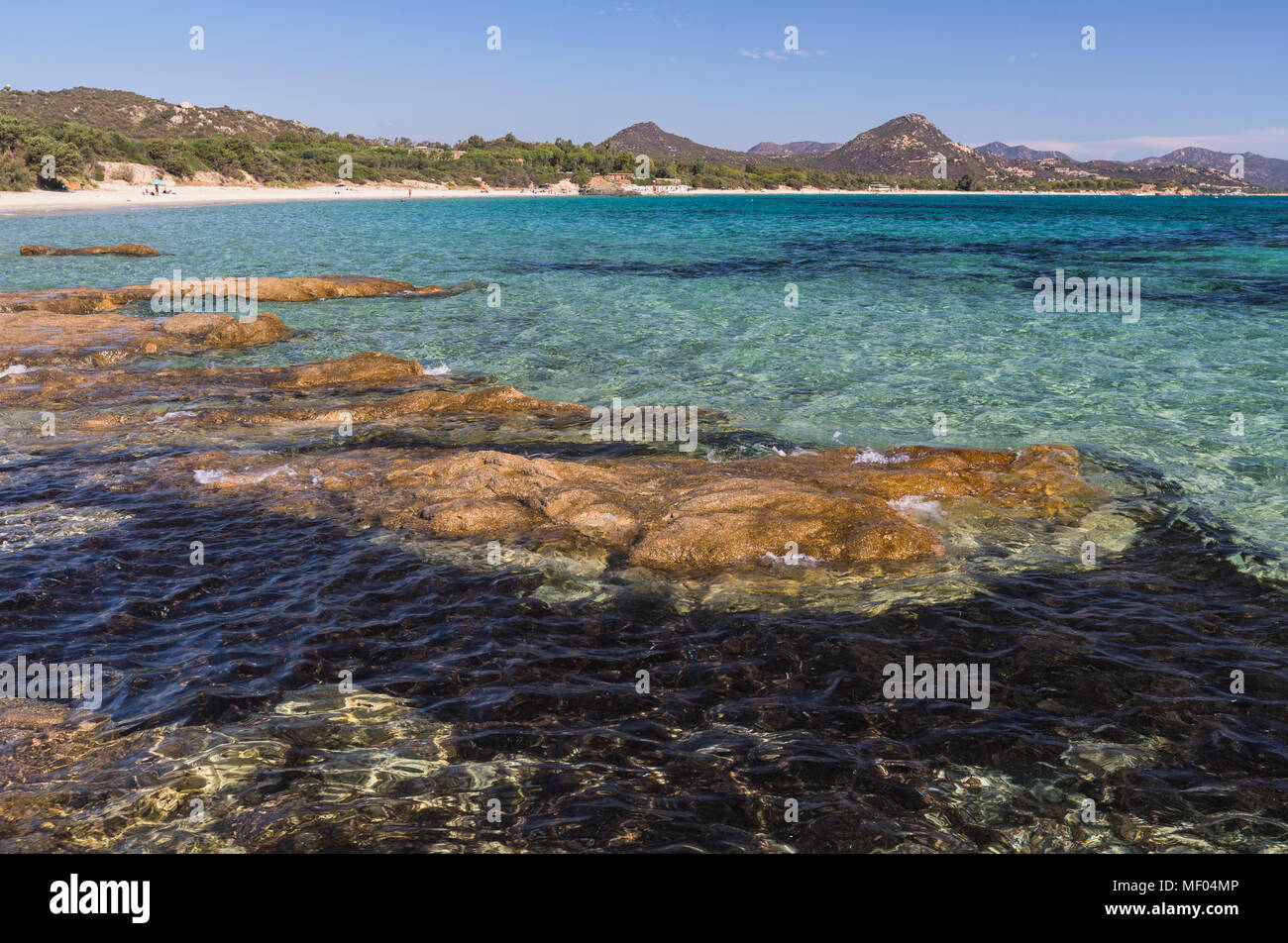 Châssis roches l'eau turquoise de la mer autour de la plage de sable de Sant Elmo Castiadas Costa Rei Cagliari Sardaigne Italie Europe Banque D'Images