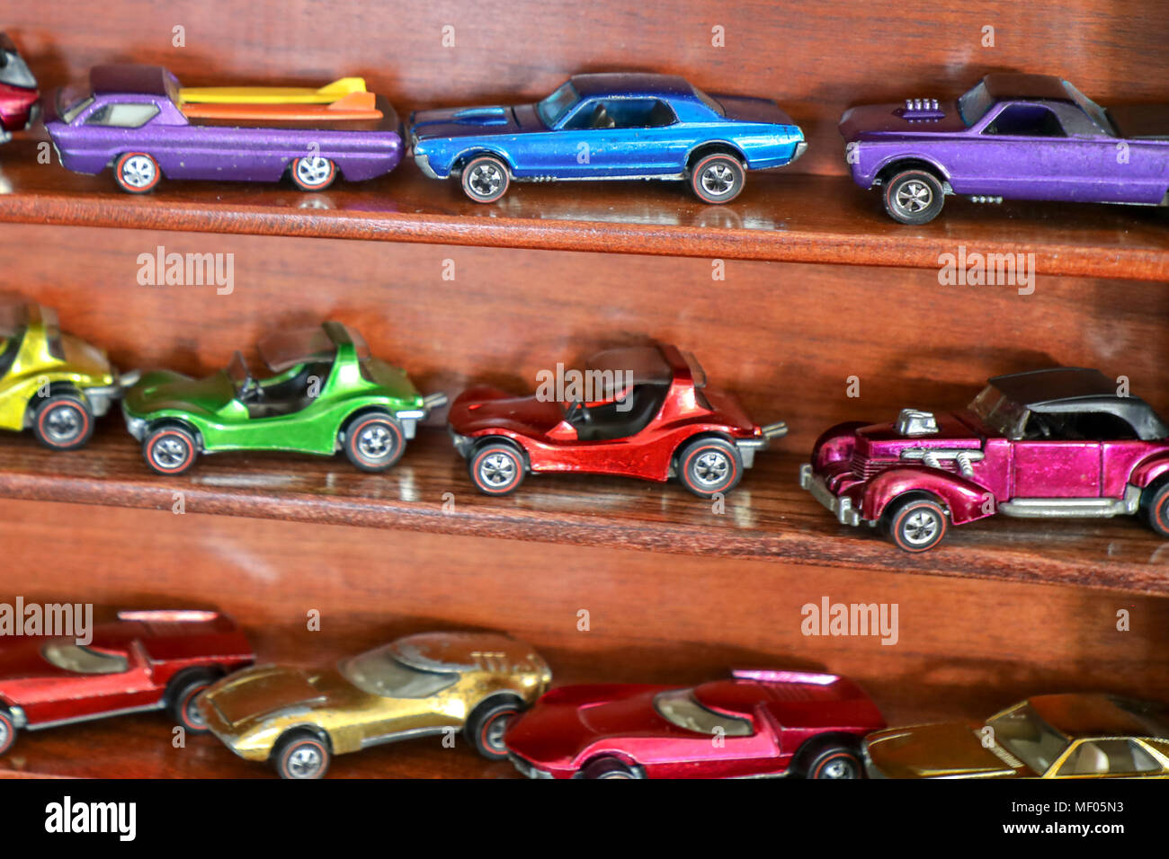 Multi colored Redline Hot Wheels dans un cerisier en vitrine. Banque D'Images