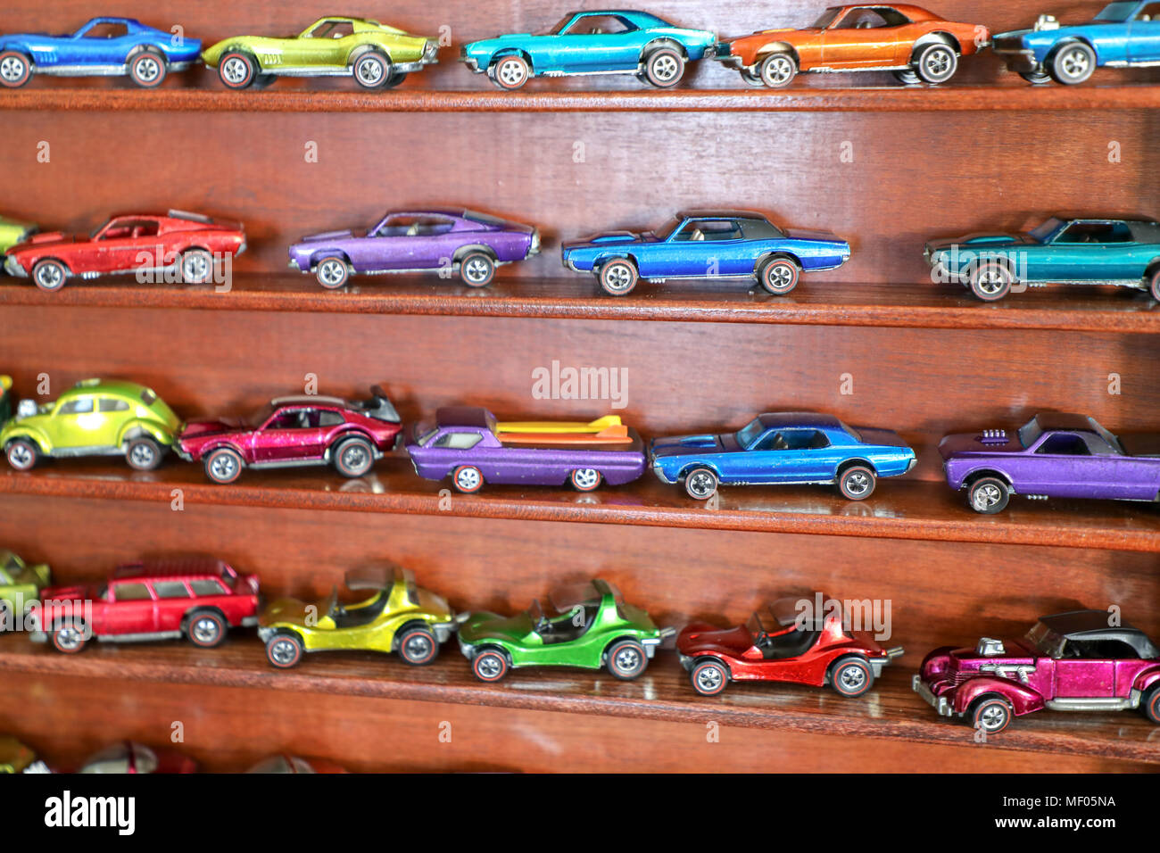 Multi colored Redline Hot Wheels dans un cerisier en vitrine. Banque D'Images