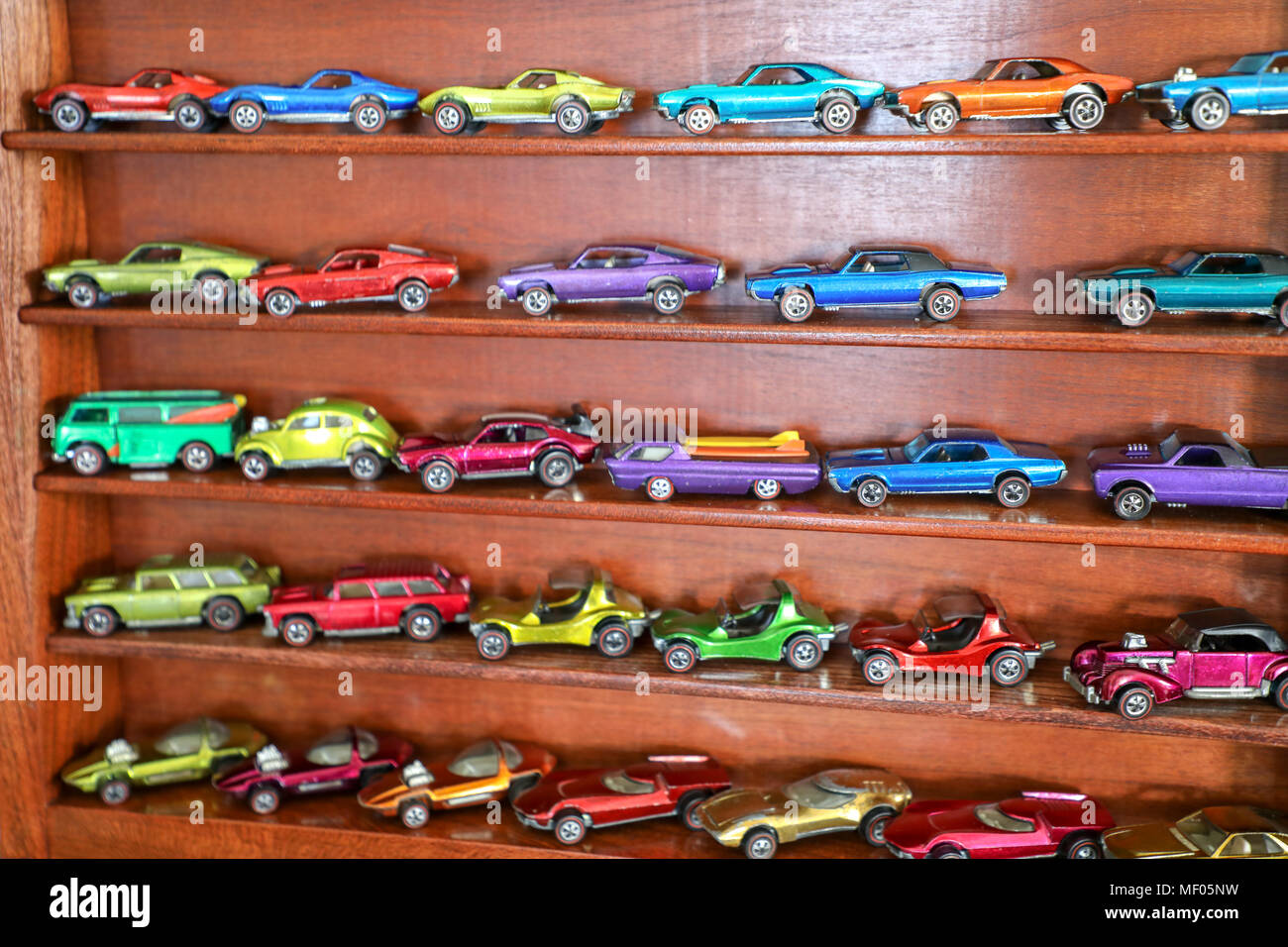 Multi colored Redline Hot Wheels dans un cerisier en vitrine. Banque D'Images
