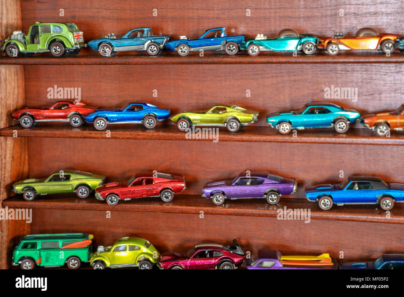 Multi colored Redline Hot Wheels dans un cerisier en vitrine. Banque D'Images
