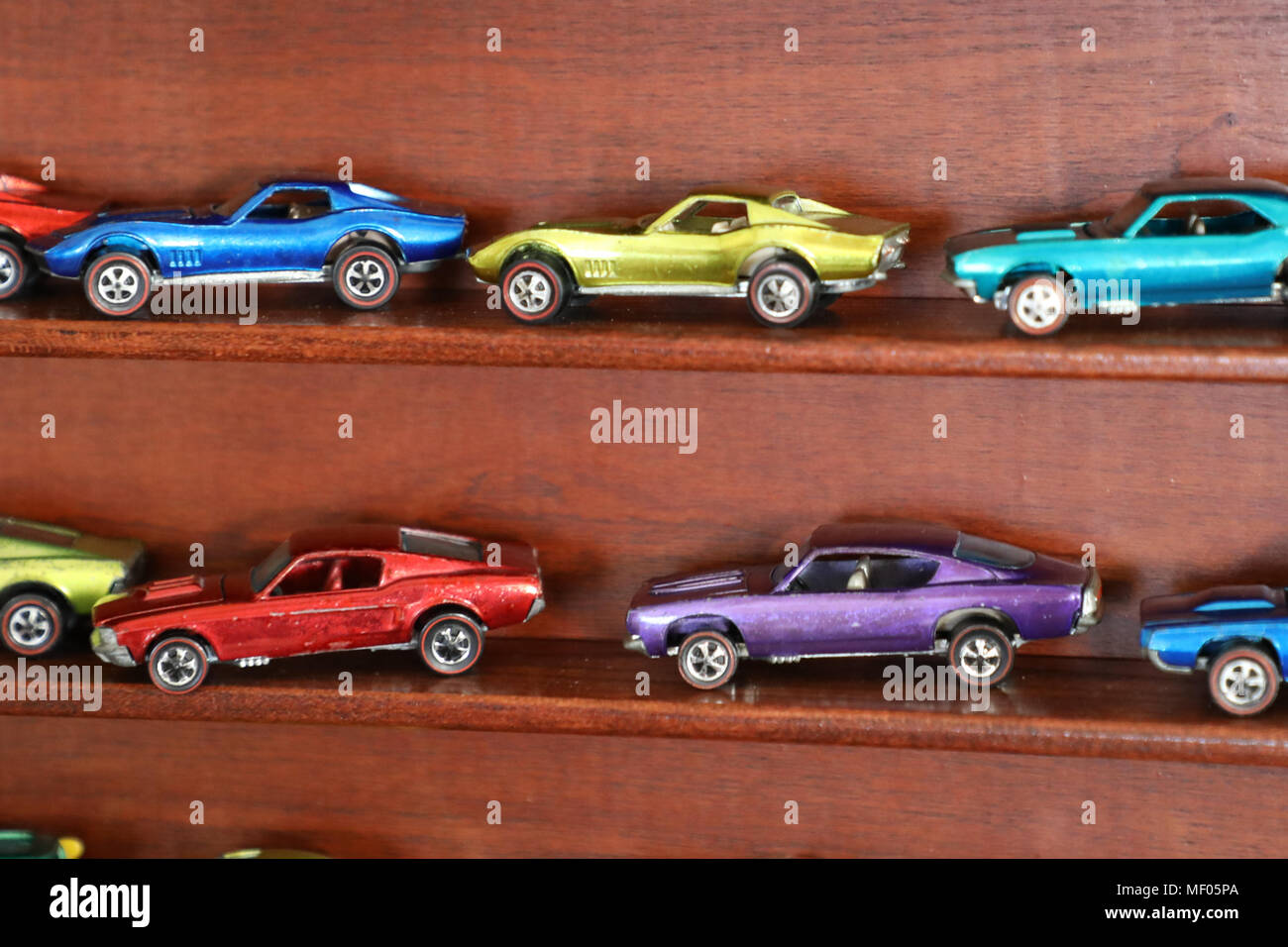 Multi colored Redline Hot Wheels dans un cerisier en vitrine. Banque D'Images