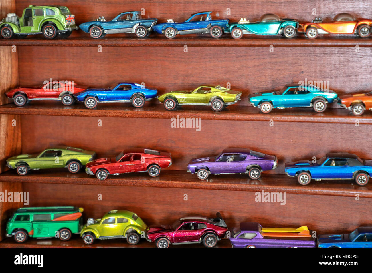 Multi colored Redline Hot Wheels dans un cerisier en vitrine. Banque D'Images