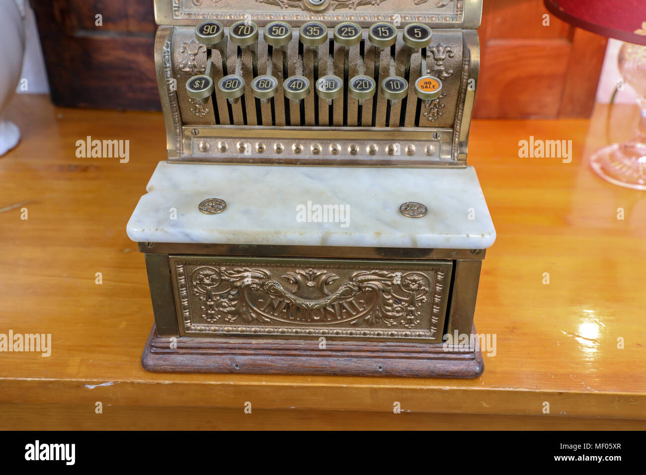 Images de meubles anciens 313 National cash register, fabriquée en 1912 par National Cash Register Co. illustré est vue avant de caisse en bronze. Banque D'Images