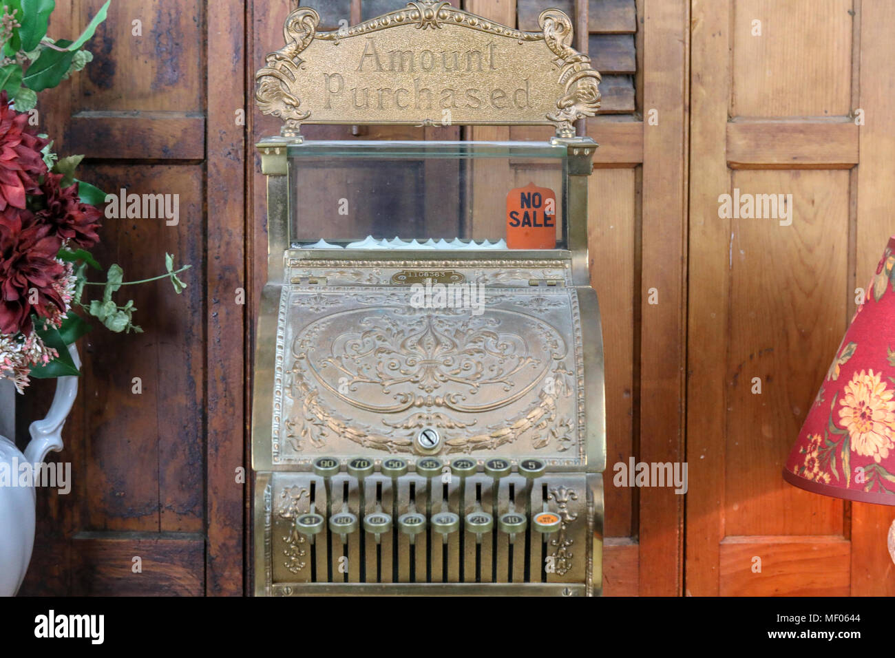 Images de meubles anciens 313 National cash register, fabriquée en 1912 par National Cash Register Co. illustré est vue avant de caisse en bronze. Banque D'Images